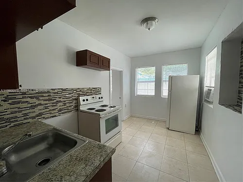 1060 NW 47th St #4 Photo 1
