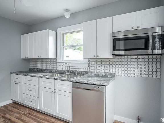 2nd image of 207 W 31st St