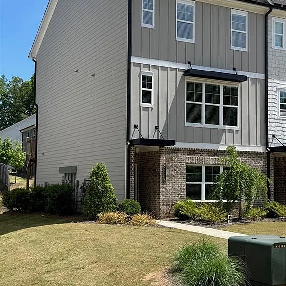 1204 Ainsworth Aly — Photo 1