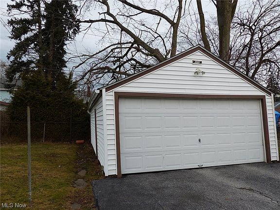 5th image of 13502 Clifford Ave