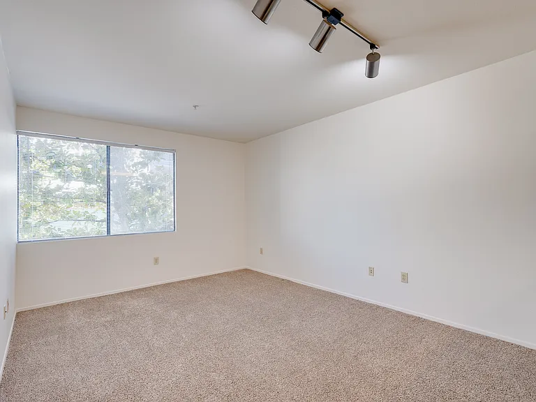 510 E 3rd St — Photo 5