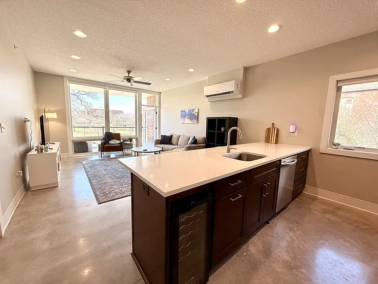 3933 Kenwood Ave — Photo 6