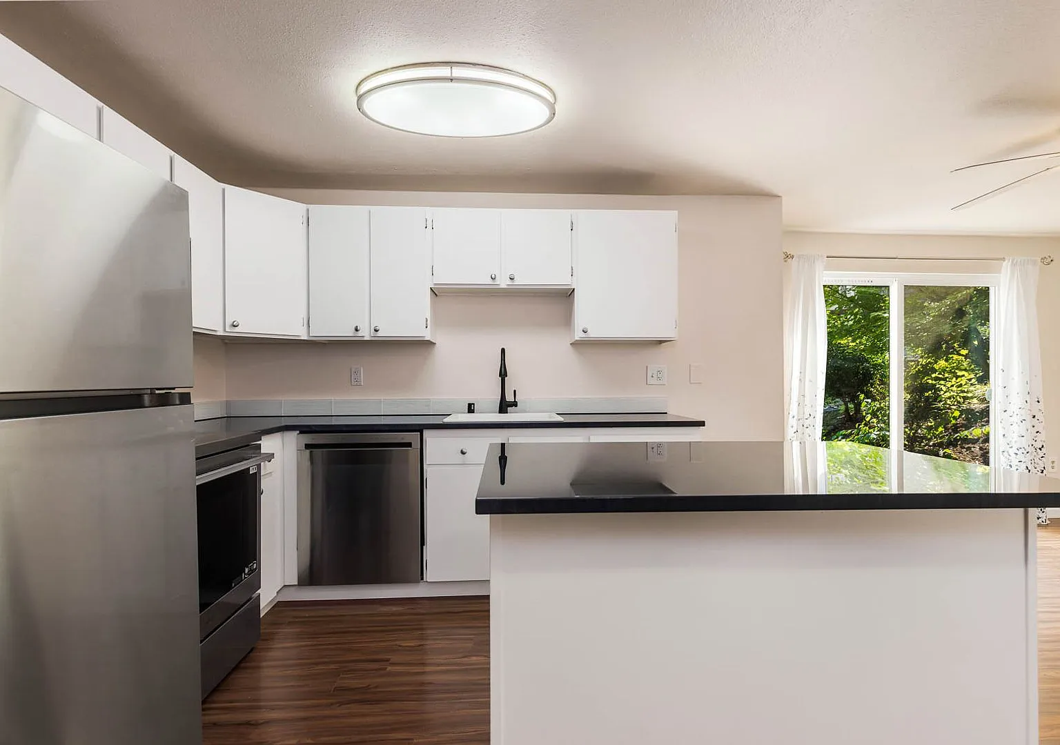 Updated 2 Bedroom Condo in Arrington Place Near Downtown Issaquah — Photo 3