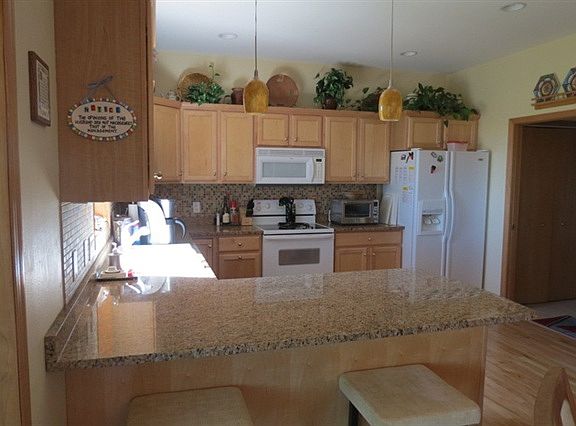3rd image of 900 Pinnacle Dr