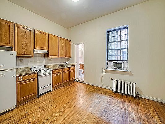 3rd image of 221 E 35th St APT 1FW