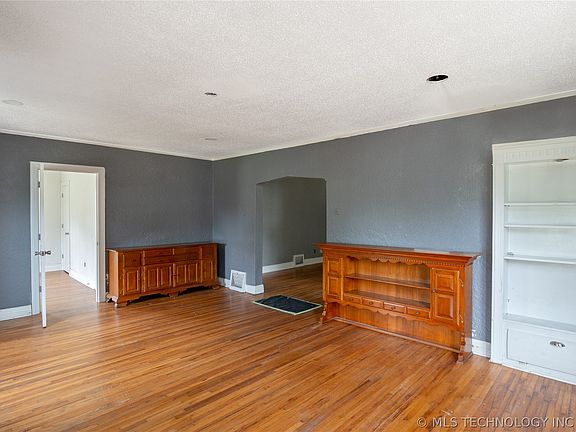 4th image of 832 N College Ave