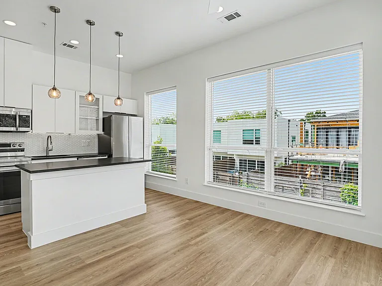 2217 N Fitzhugh Ave #207 — Photo 12