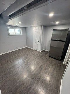 3rd image of 182 Bloor St W