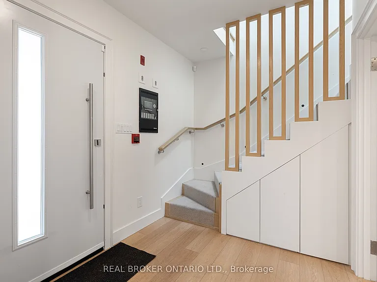 21 Farnham Ave #LANEWAY - UPPER — Photo 3