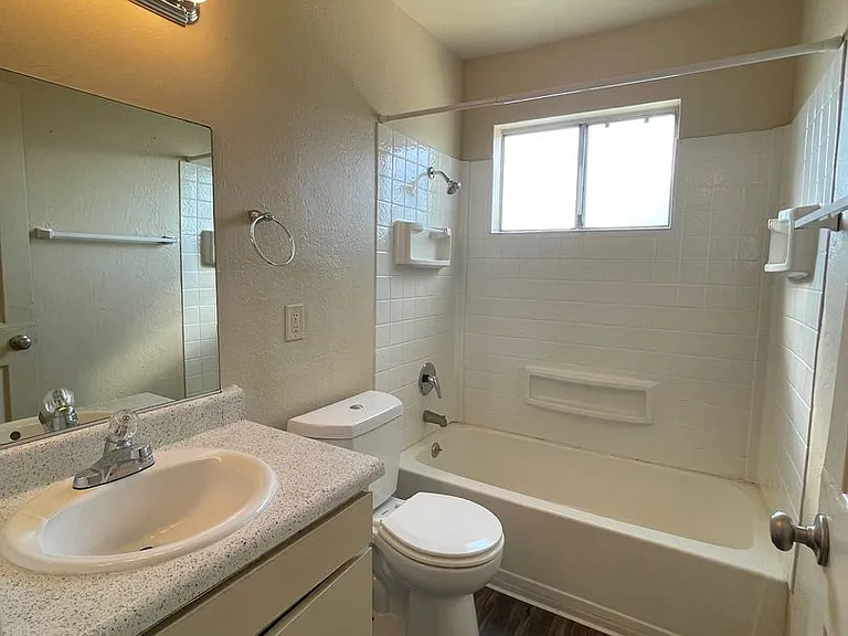 Sharis Apartments — Photo 28