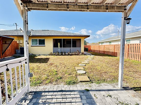 5th image of 812 92nd Ave N #1