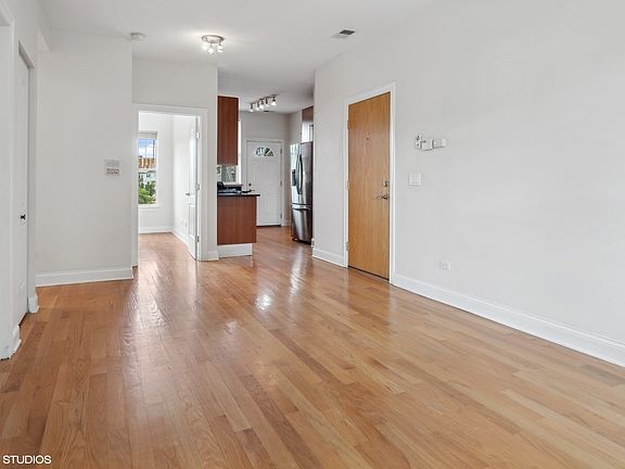 4th image of 3410 W Sunnyside Ave #2