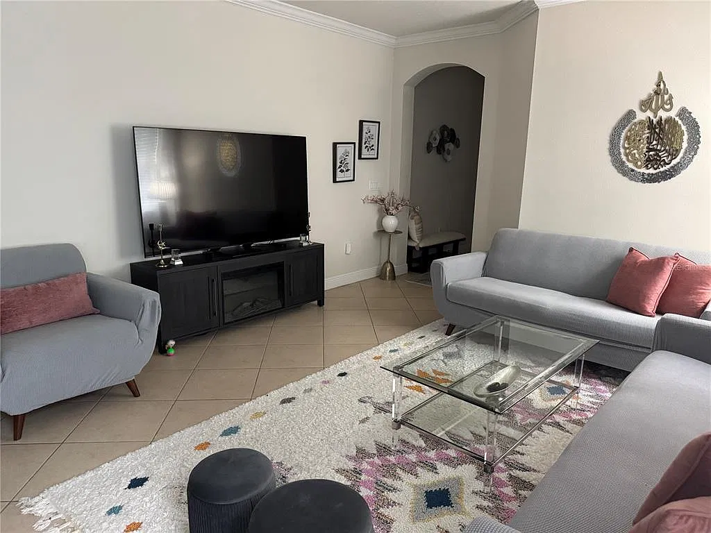 3 bed, 2.0 bath, 1631 sqft, $2,450 — Photo 3