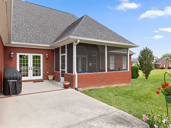4th image of 15 Thorncrest Dr