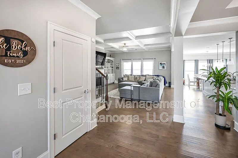 5 bed, 4.5 bath, 4203 sqft, $3,295 — Photo 3