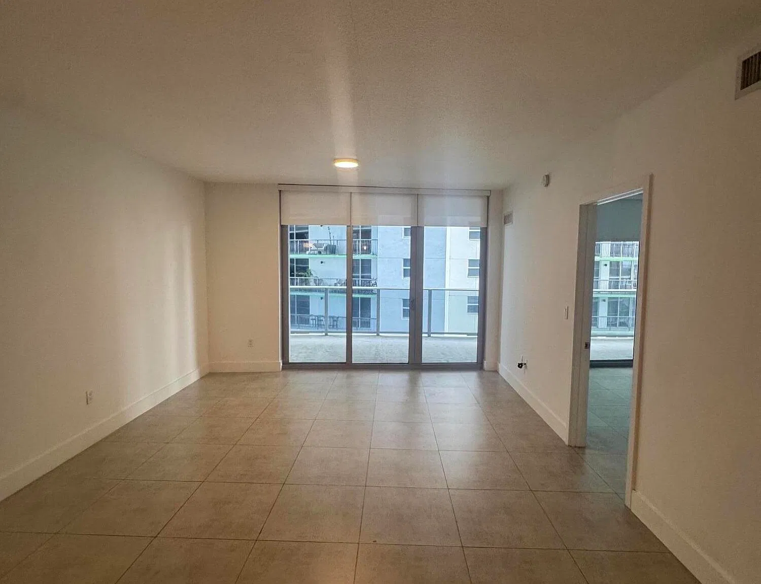 2 bed, 2.0 bath, 1038 sqft, $4,100 — Photo 2