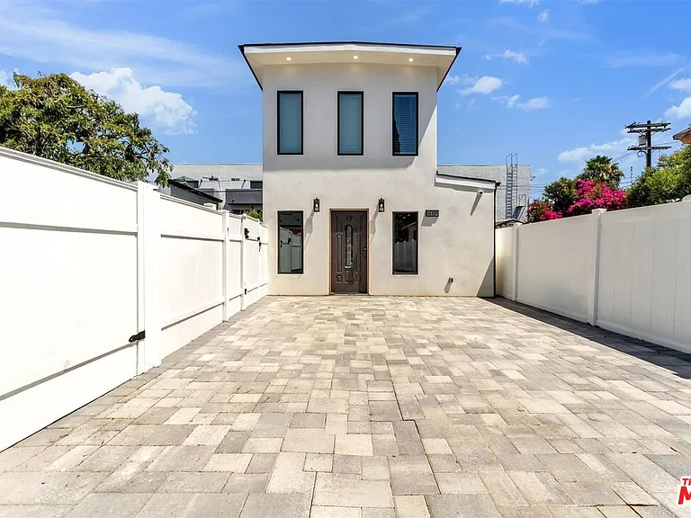 14121 Califa St — Photo 8