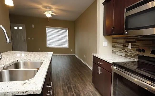Greenway Square Townhomes — Photo 3