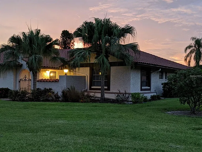 5581 Golf Pointe Dr — Photo 3