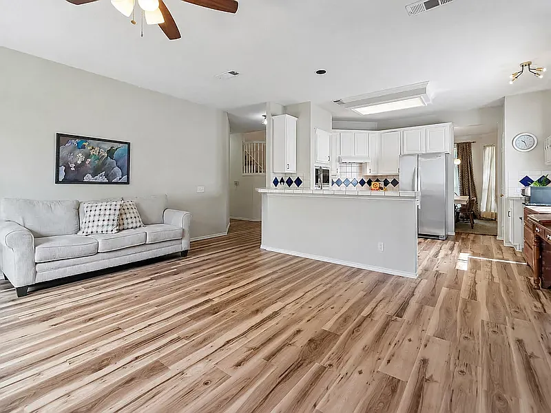 4 bed, 2795 sqft, $3,295 — Photo 3
