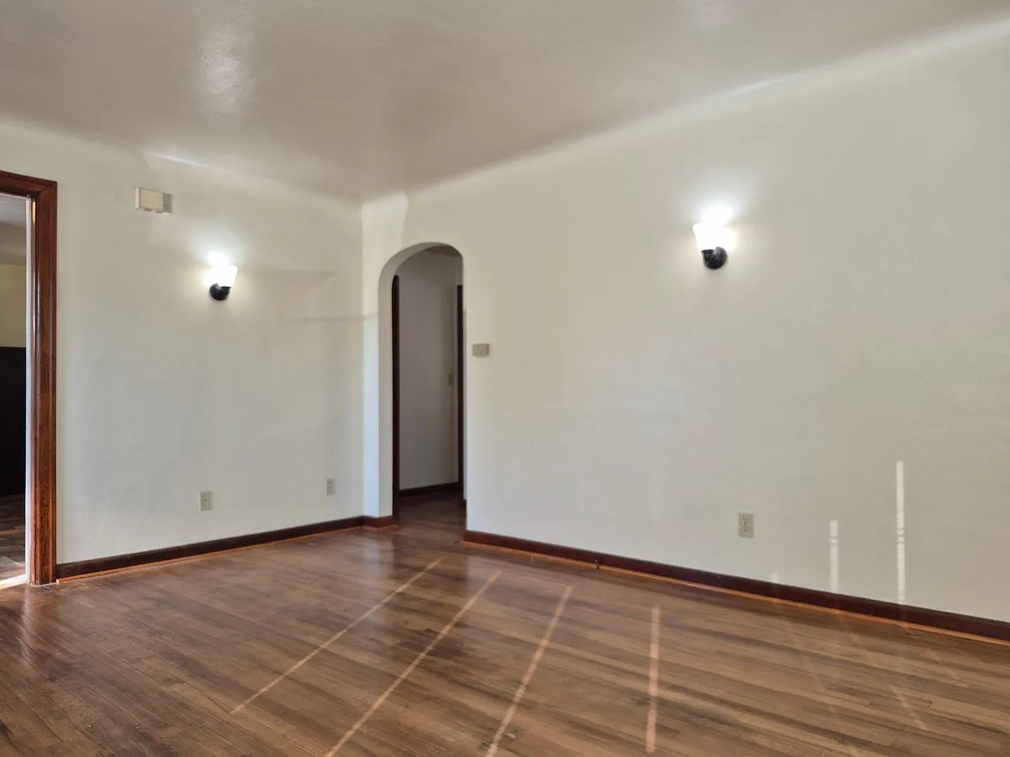 Charming 2 Bedroom Duplex — Photo 4