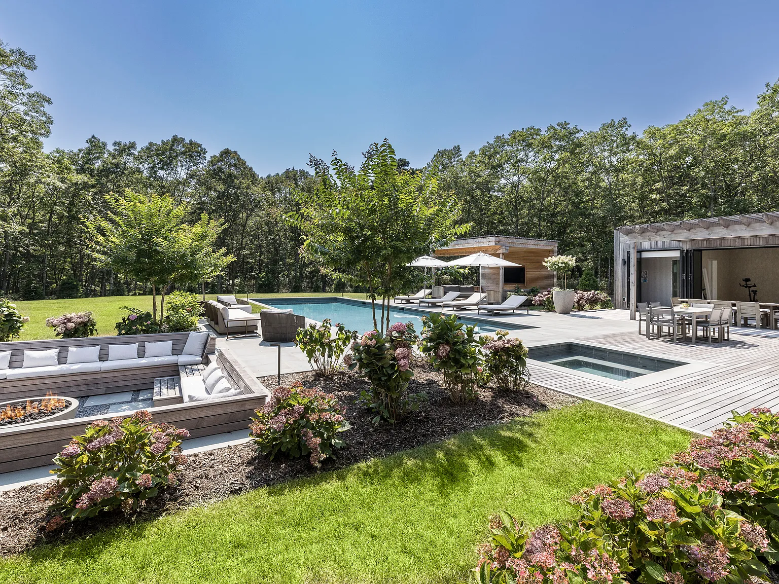 Sleek New Modern in Prime East Hampton — Photo 3