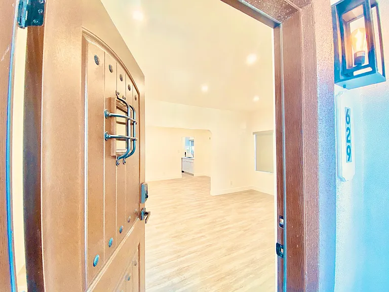 627 Brittania St — Photo 31