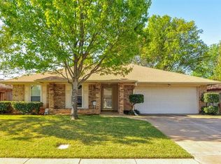 106 Almond Ln, Euless, TX 76039