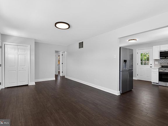 4th image of 111 Dyer Ave