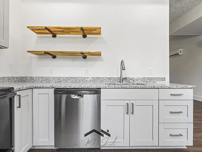 427 Whiteman St #1 — Photo 3