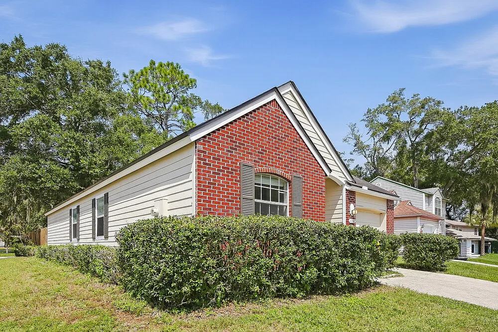 3 bed, 2.0 bath, 1382 sqft, $2,110 — Photo 3