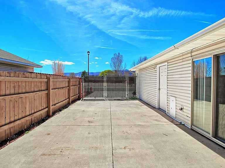 850 Henry Cir — Photo 14