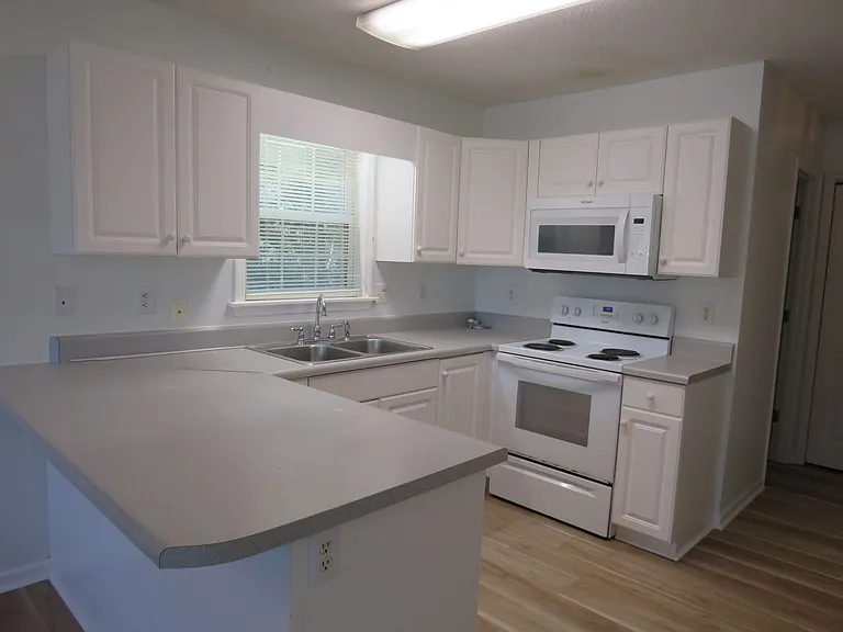 208 Stroud St — Photo 6