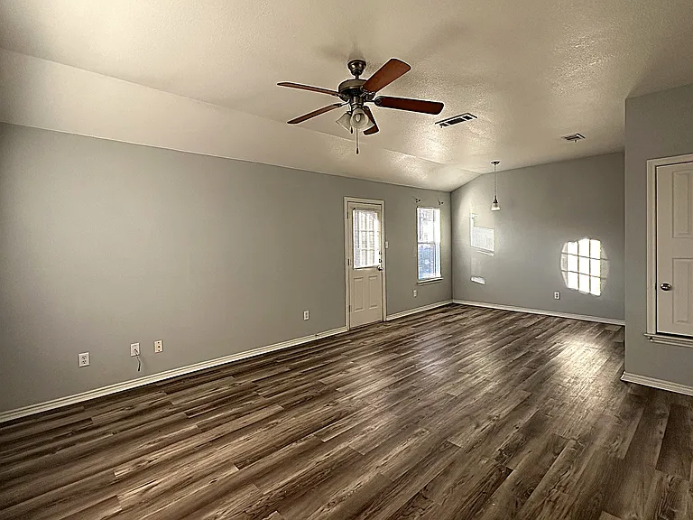 2712 Ashley Dr — Photo 9