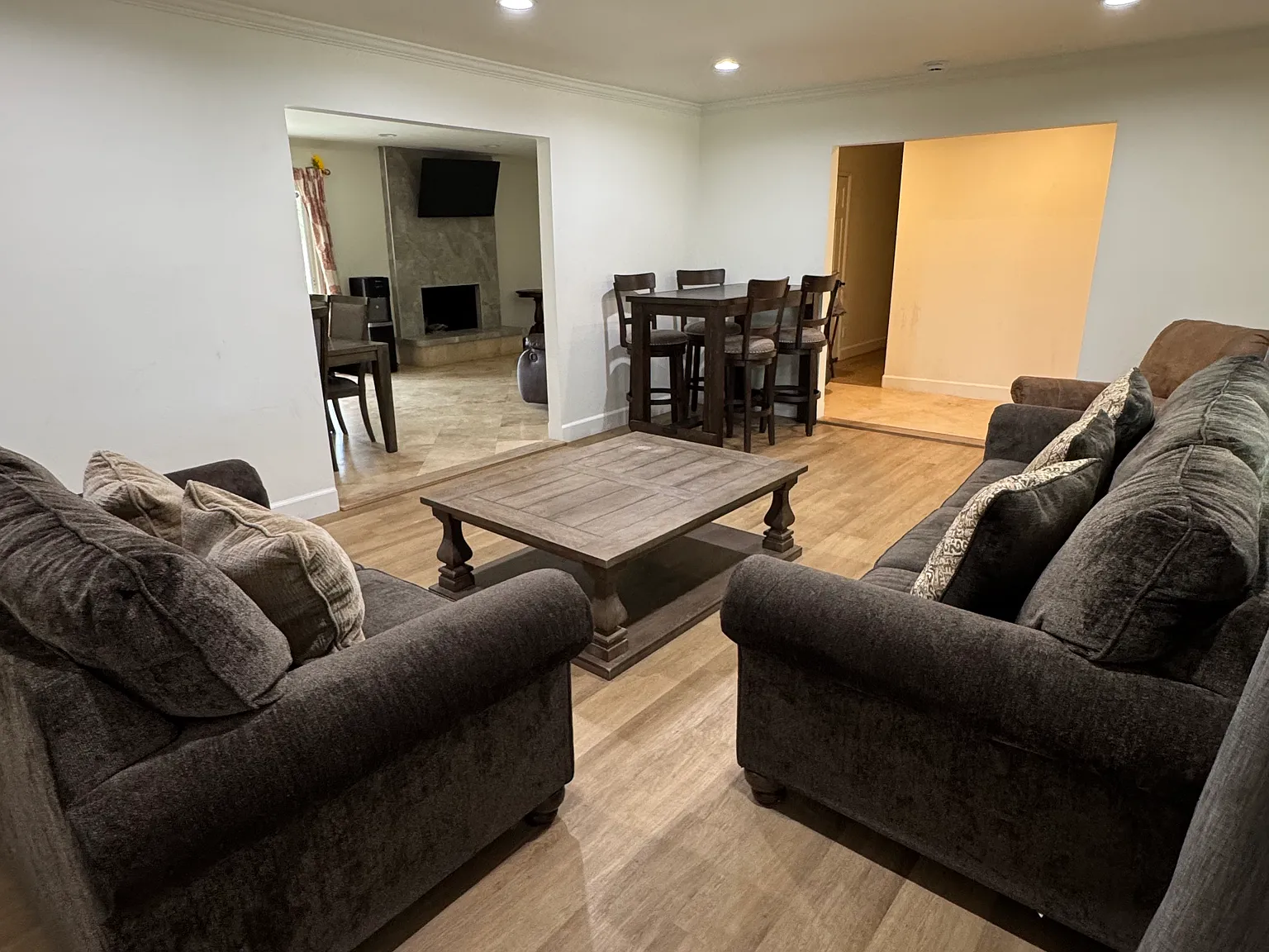 4 bed, 2100 sqft, $3,400 — Photo 4