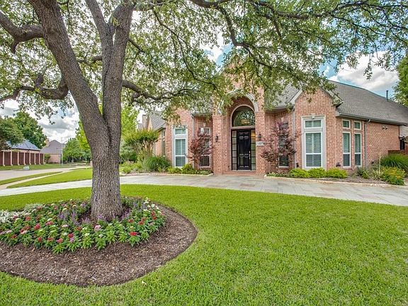 Situated in sought after Shepards Glen in west Plano, convenient to all kinds of shopping, dining, top schools, Bush Turnpike, Dallas North Tollway, and a quick commute to Toyota HQ and Legacy West!
