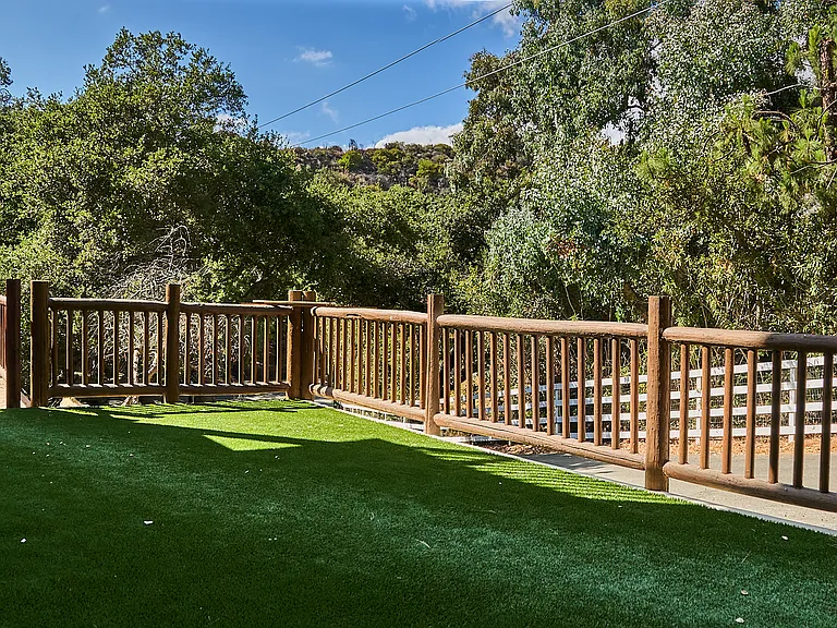 373 Loftyhill Dr — Photo 3