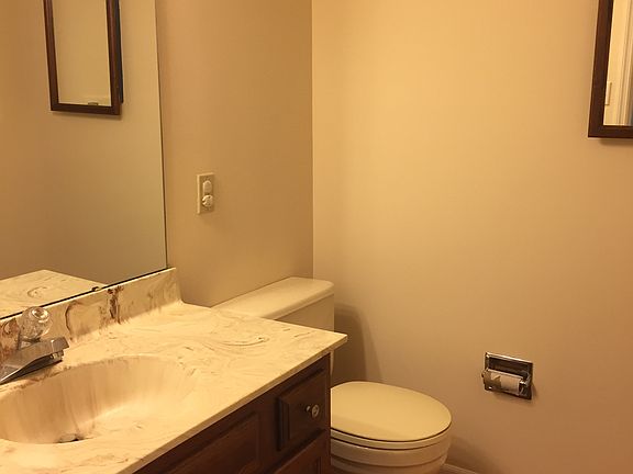 Main level 1/2 bath