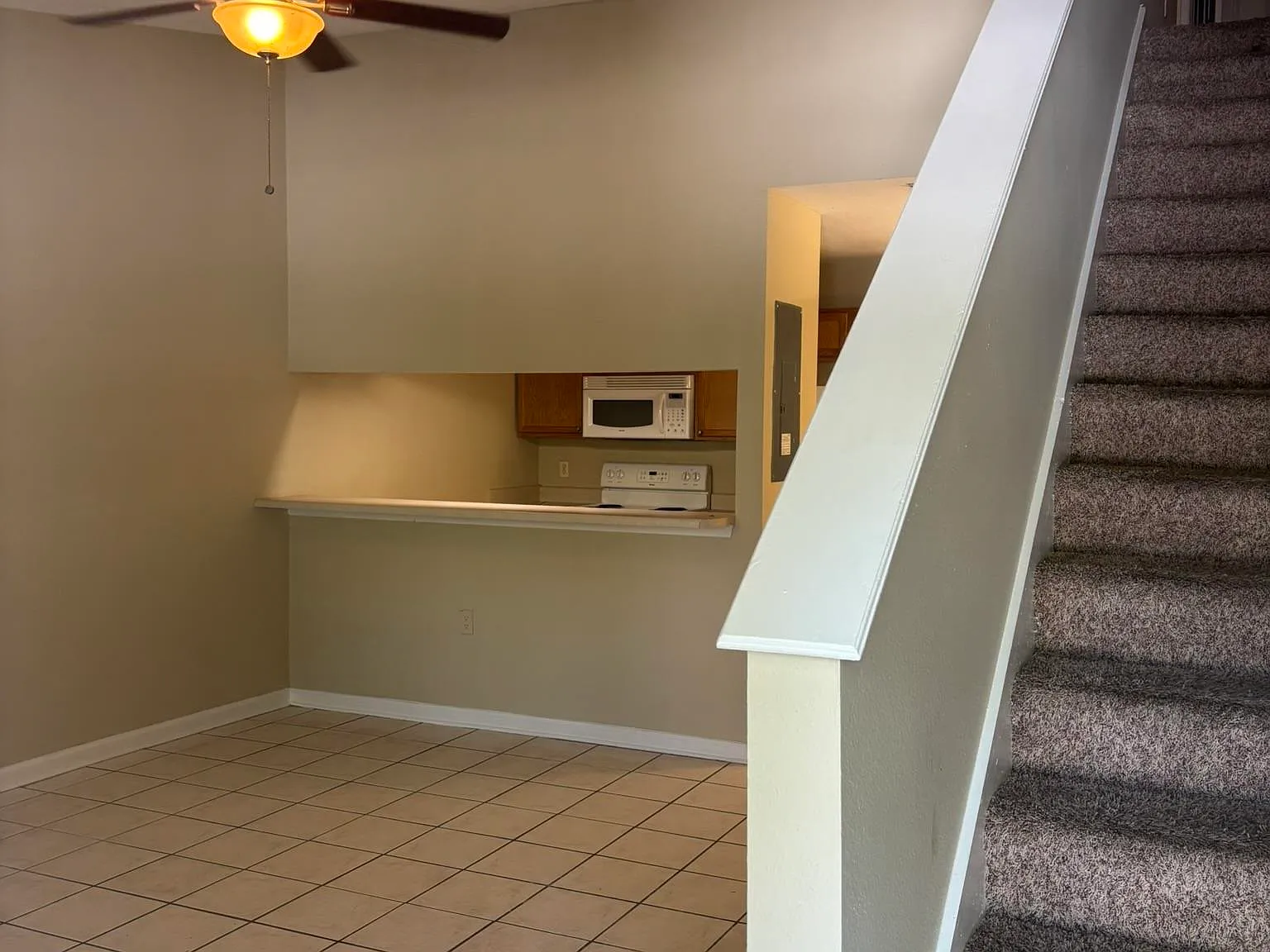 3 bed, 3.0 bath, 1212 sqft, $1,325 — Photo 2