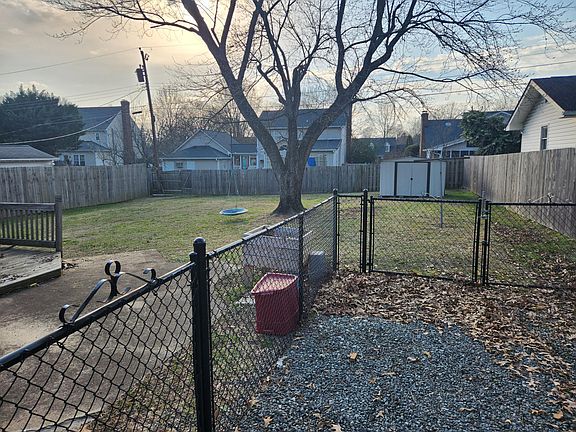3rd image of 1110 Sherwood Dr
