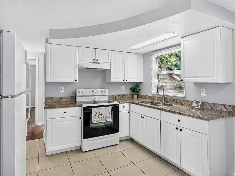 4421 Beacon Square Dr — Photo 7