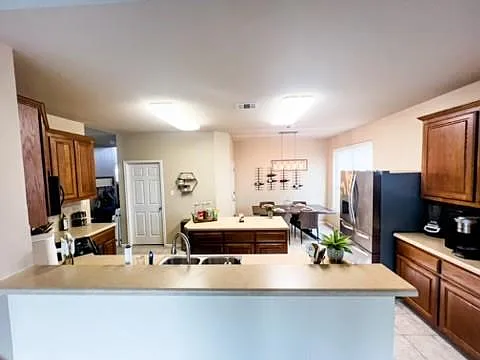 4 bed, 2.5 bath, 2683 sqft, $2,350 — Photo 4