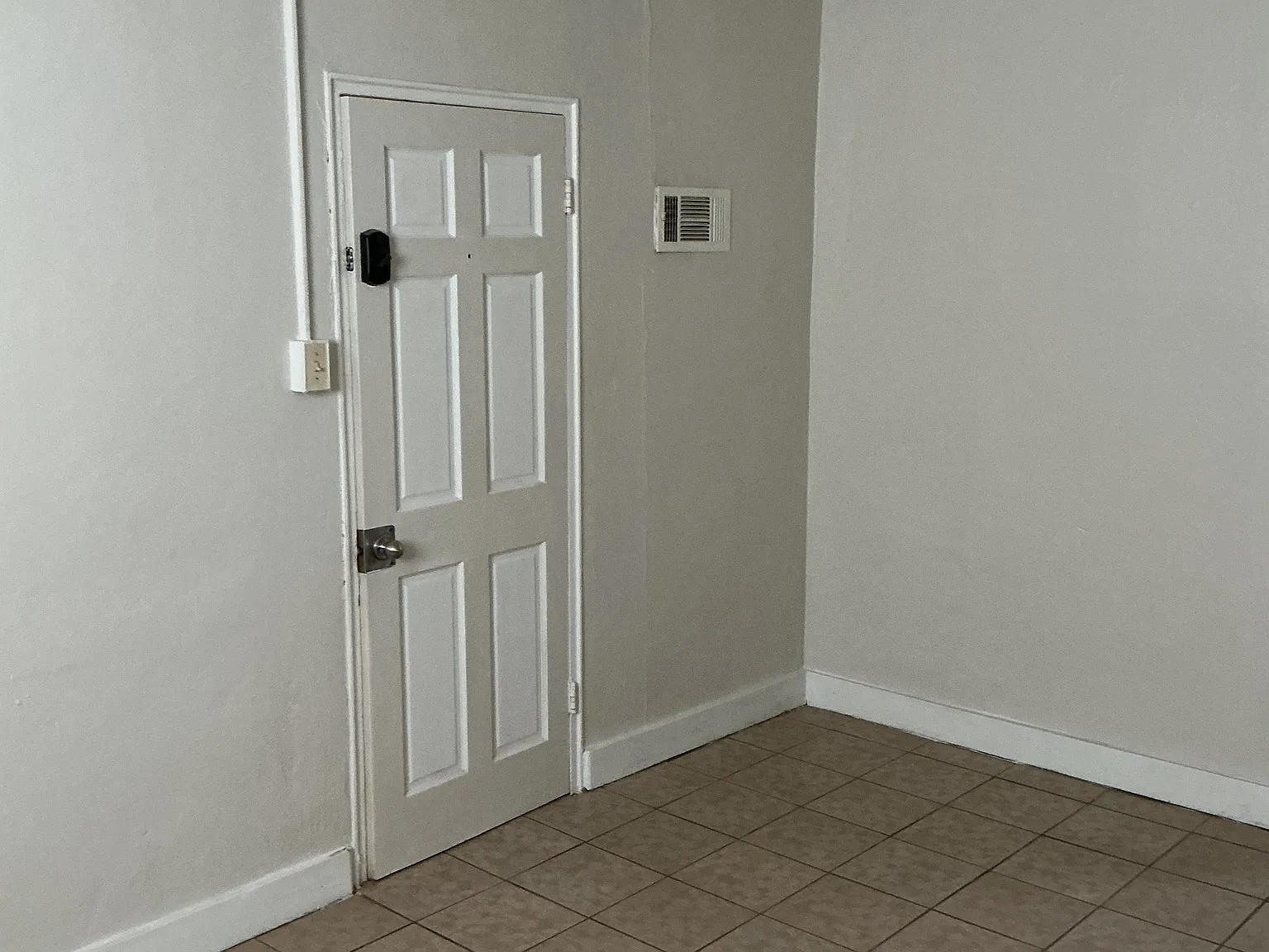 1 bed, 1.0 bath, 600 sqft, $700 — Photo 2