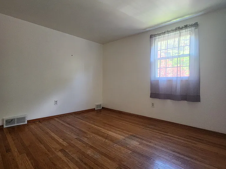 139 Whitestown Vlg #B — Photo 16