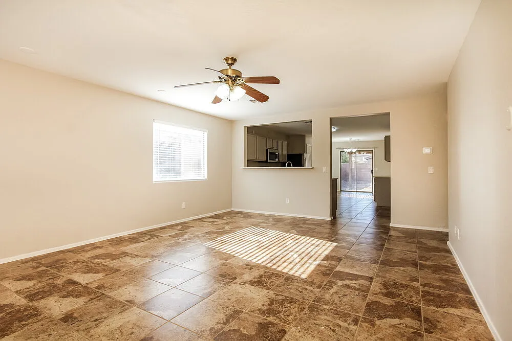 3 bed, 2.0 bath, 1401 sqft, $2,095 — Photo 3