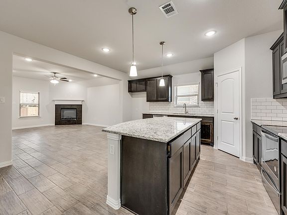 4th image of 404 Paloma St
