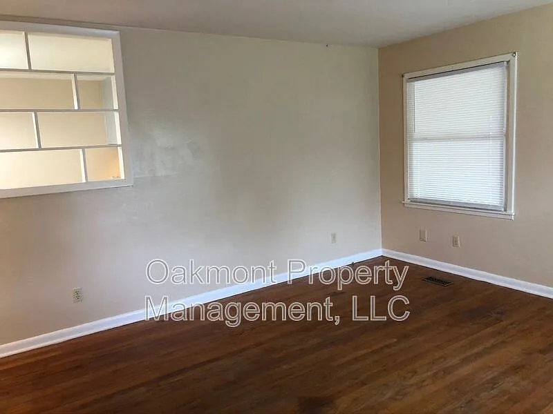 3 bed, 1.0 bath, 1090 sqft, $1,325 — Photo 2