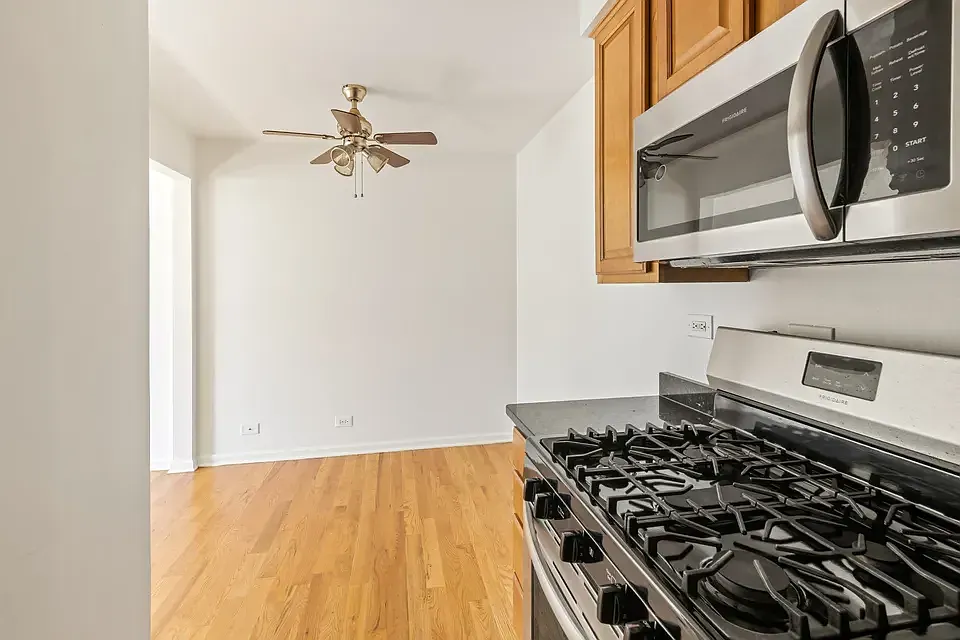 Beautiful Large 1 Bed/1 Bath Townhouse Rental W/In-Unit Laundry And Parking.....Must See!! — Photo 2