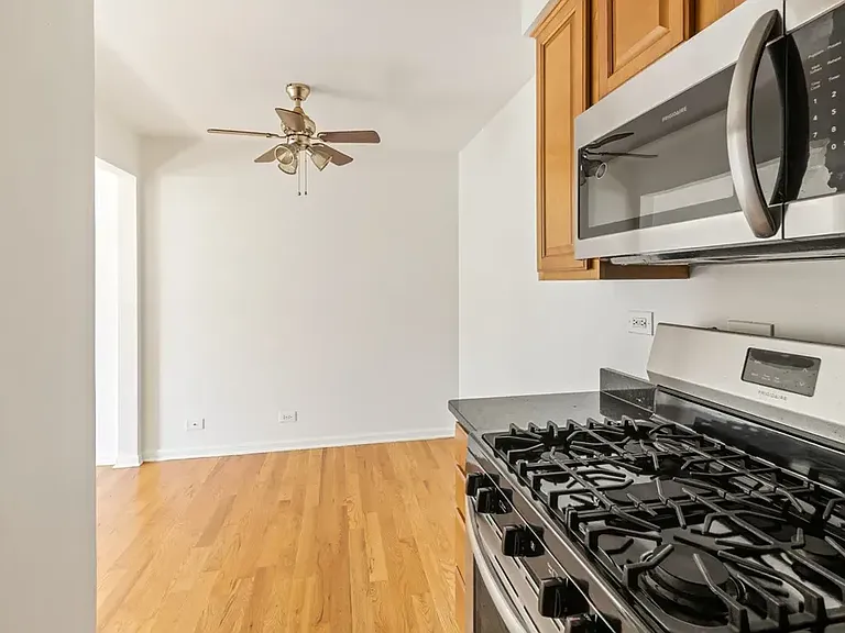 112 Surrey Dr — Photo 2