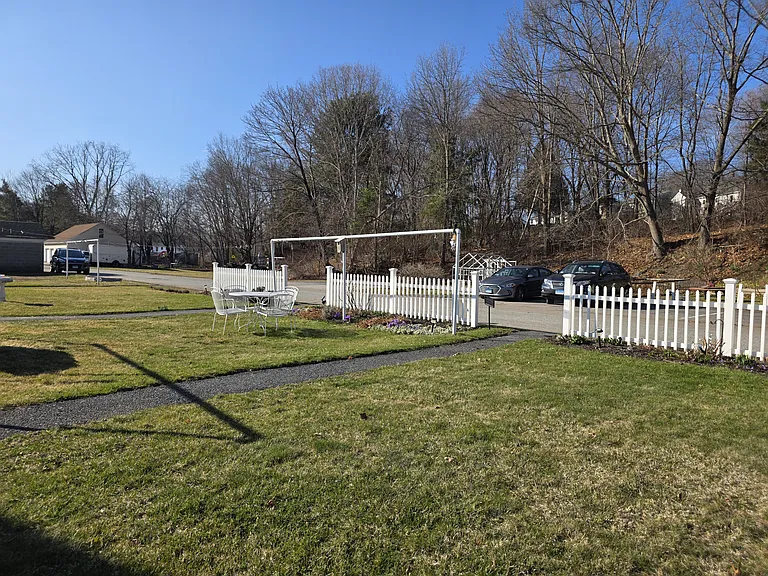 615 Riverside Dr #B — Photo 2